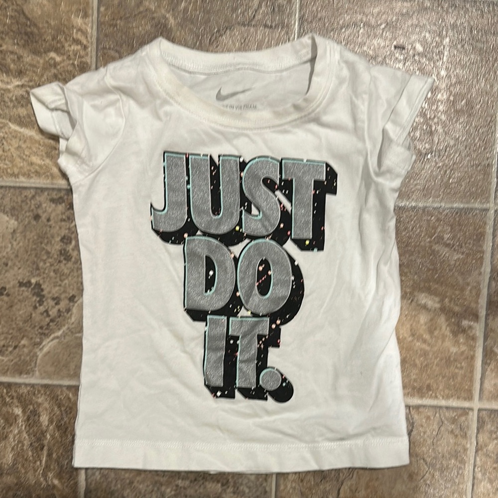 *$3 with bundle* Nike tee